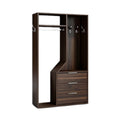 Moderne kledingkast met haken en lades in donker hout.