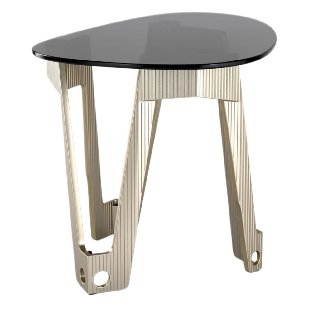 Moderne bijzettafel met zwarte glazen top en unieke metalen poten
